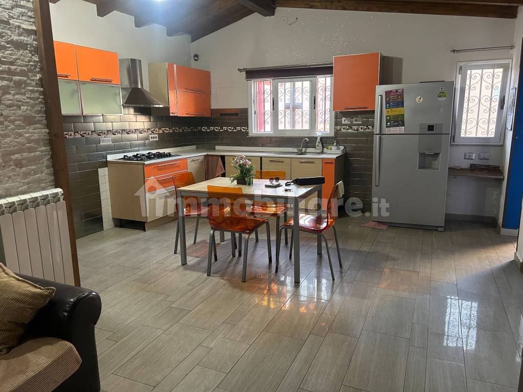 Rent Apartment in via 38 M. Messina. Good condition, ground floor