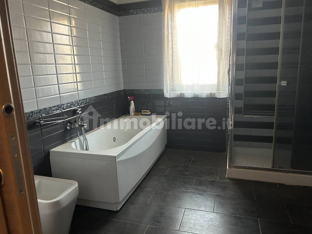 Rent Apartment in via 38 M. Messina. Good condition, ground floor