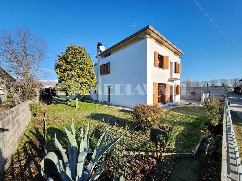 Vendita Villa unifamiliare Pordenone. Posto auto, con terrazza, riscaldamento autonomo, 233 m², rif. 114519683  #finsubito richiedi mutuo fino 100%