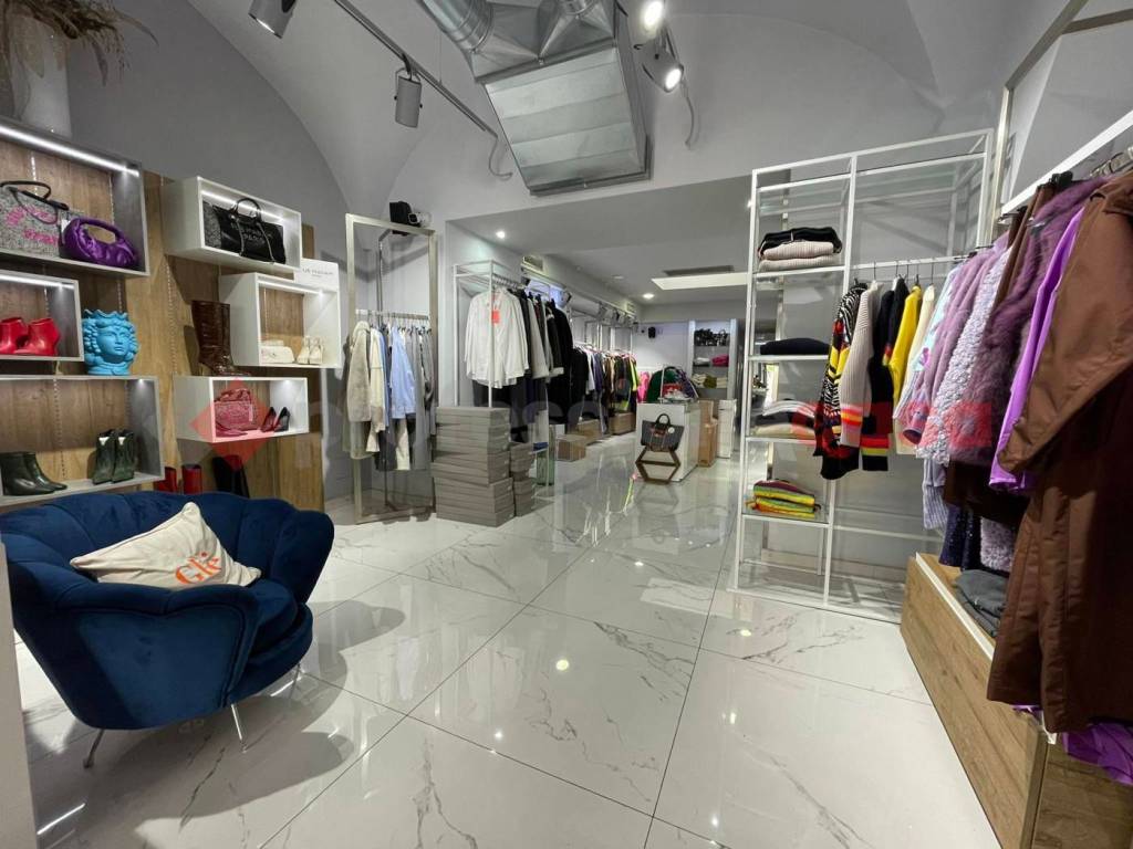 Locale commerciale via roma, 52, terracina