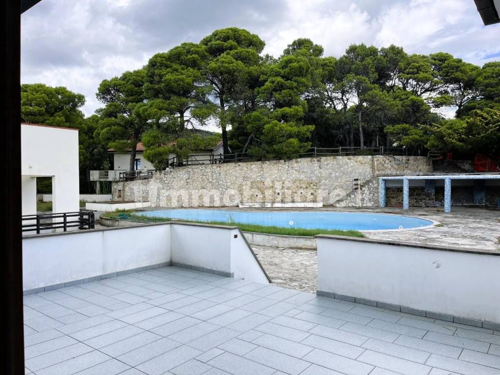 terrazza vista piscina e giardini