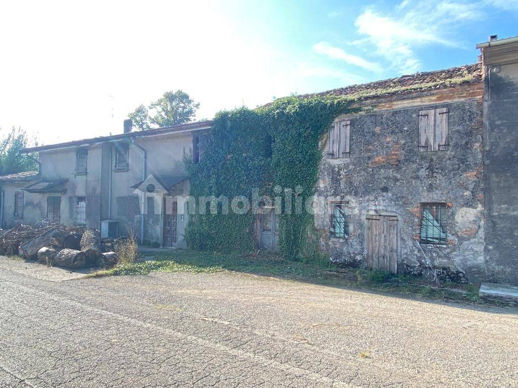 Palazzo - Edificio in vendita a Roverbella