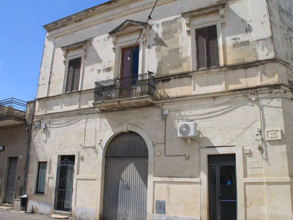 Palazzo - edificio via iv novembre, caprarica di lecce