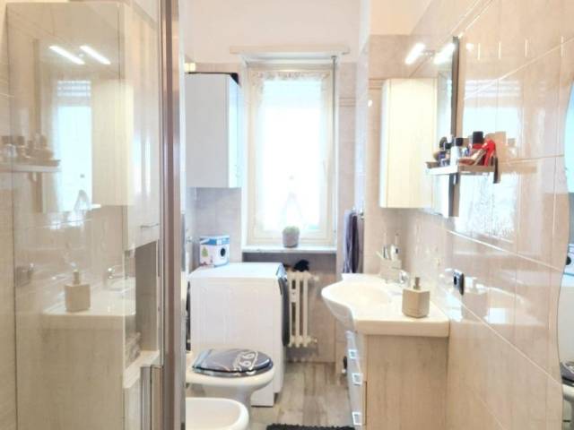 bagno finestrato con doccia doppia