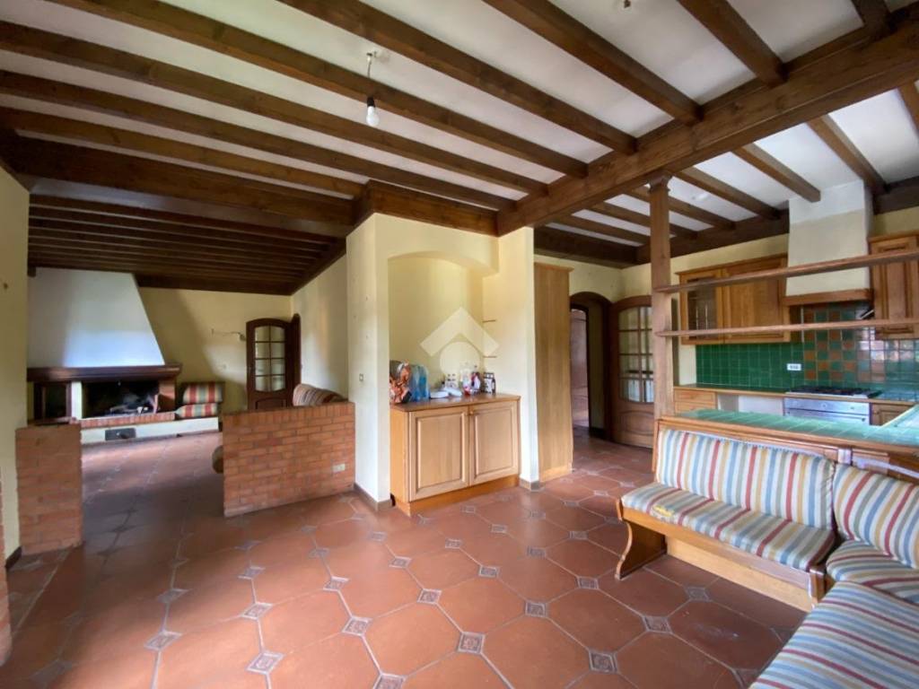 cucina con sala da pranzo e soggiorno con camino e terrazza