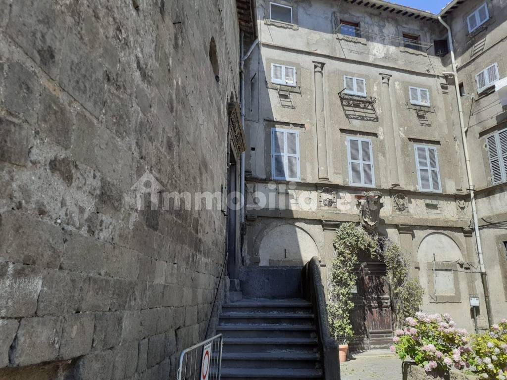 Vendita Appartamento Viterbo. Quadrilocale in piazza Castello. Buono stato, secondo piano, riscaldamento autonomo, rif. 114617629 #finsubito richiedi mutuo fino 100%