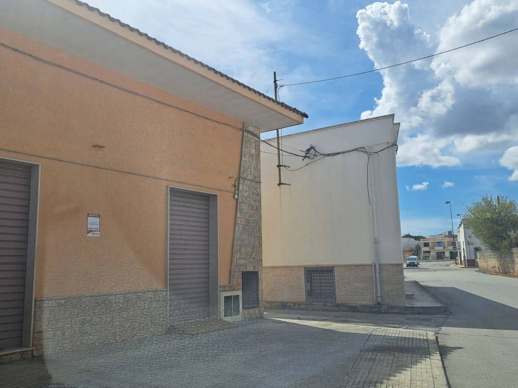 Locale commerciale via per uggiano , 130, centro, manduria