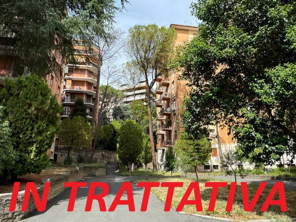 Vendita Appartamento Roma. Trilocale in via Monte Cervialto. Ottimo