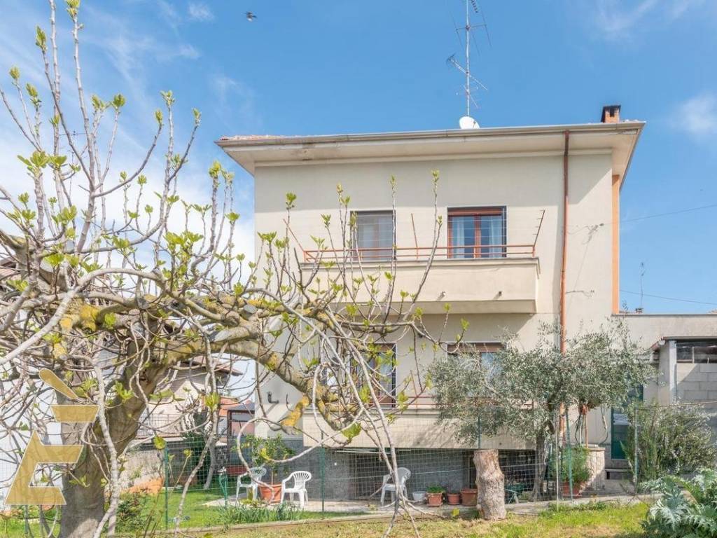 Villa bifamiliare strada mazzucchetto ceriana 40, centro, valenza