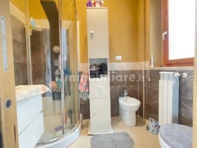 Bagno finestrato con doccia