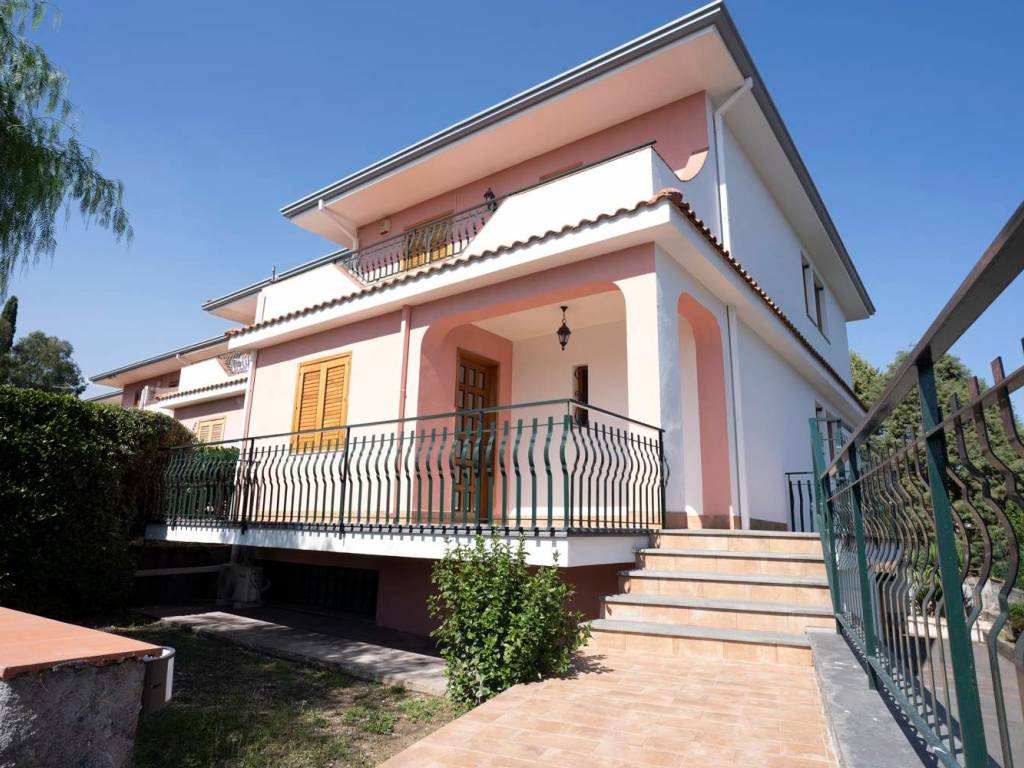 Villa a schiera via giacomo matteotti 10/b, centro, aci sant'antonio