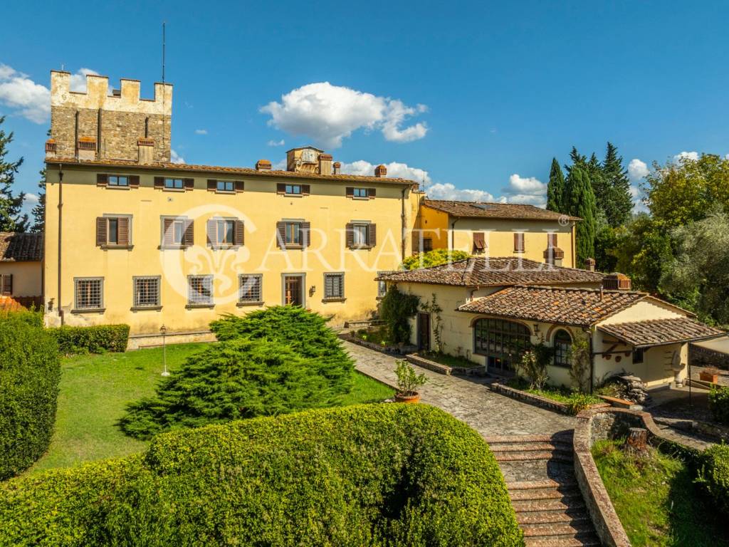 Prestigiosa villa storica con torre vicino Firenze