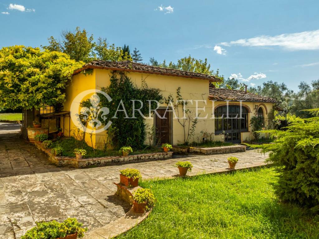 Prestigiosa villa storica con torre vicino Firenze