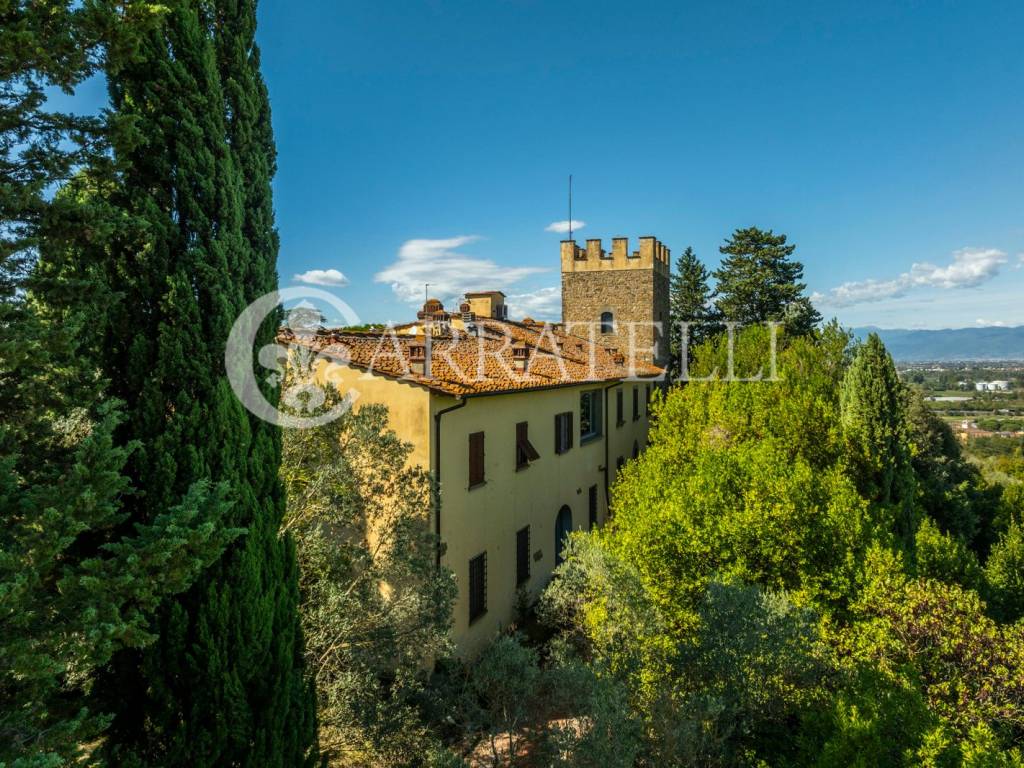 Prestigiosa villa storica con torre vicino Firenze