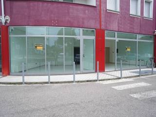 facciata negozio con due vetrine