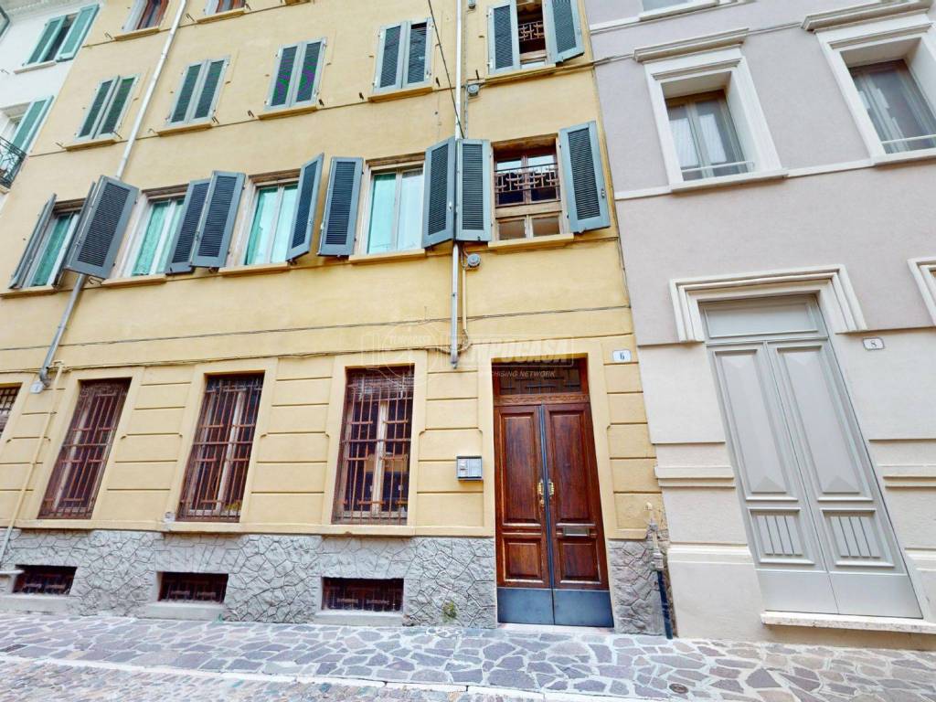 Quadrilocale via portichetto 6, centro, mantova