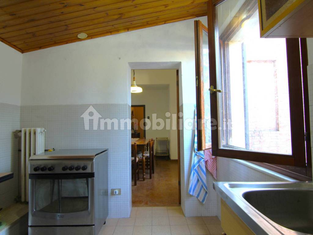 Vendita Terratetto unifamiliare in piazza Regina Elena Asciano. Buono