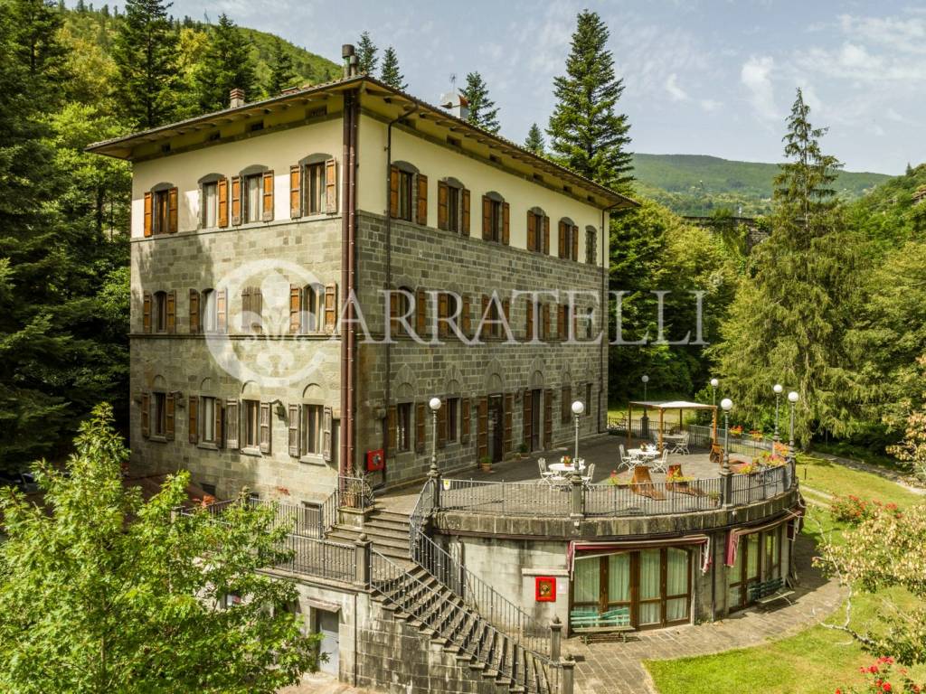 Abetone Hotel di lusso con ristorante e terreno