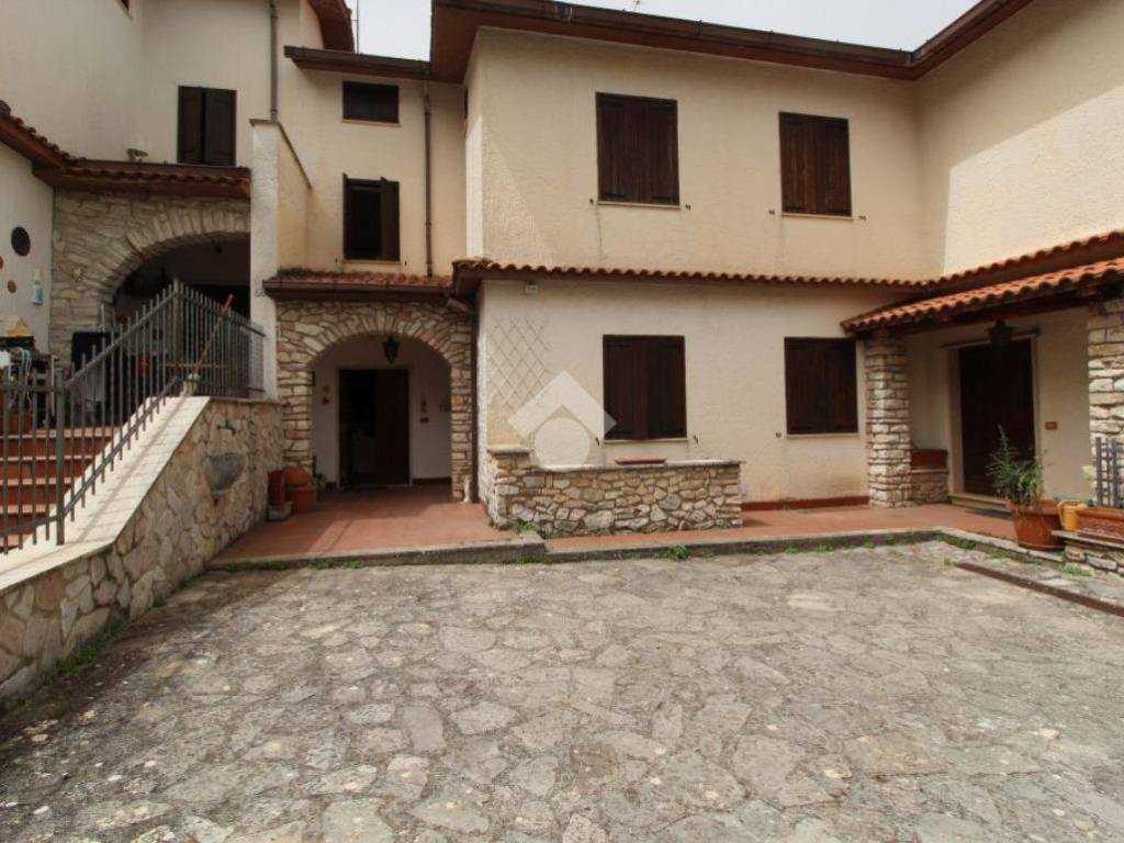 Villa plurifamiliare viale santa barbara 12, centro, scandriglia