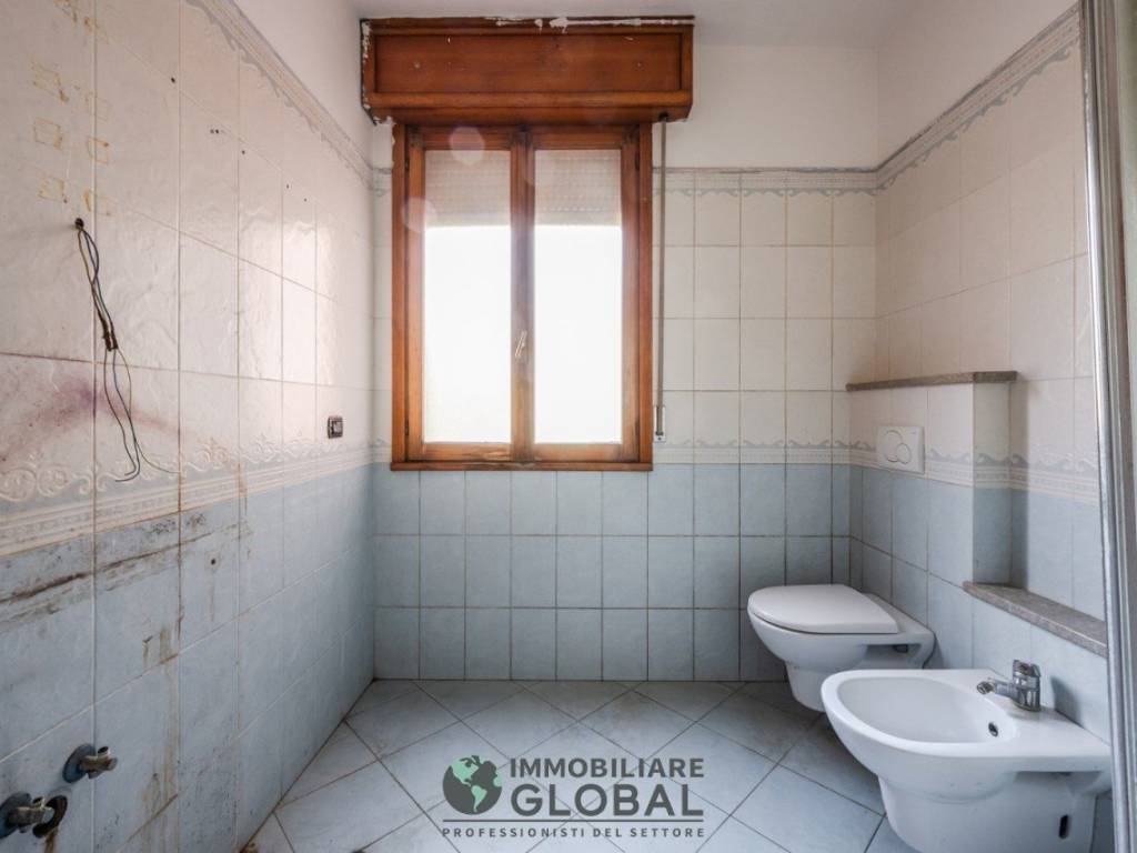 Vendita Appartamento Modena. Trilocale in via Benedetto Croce 75. Da ristrutturare, primo piano