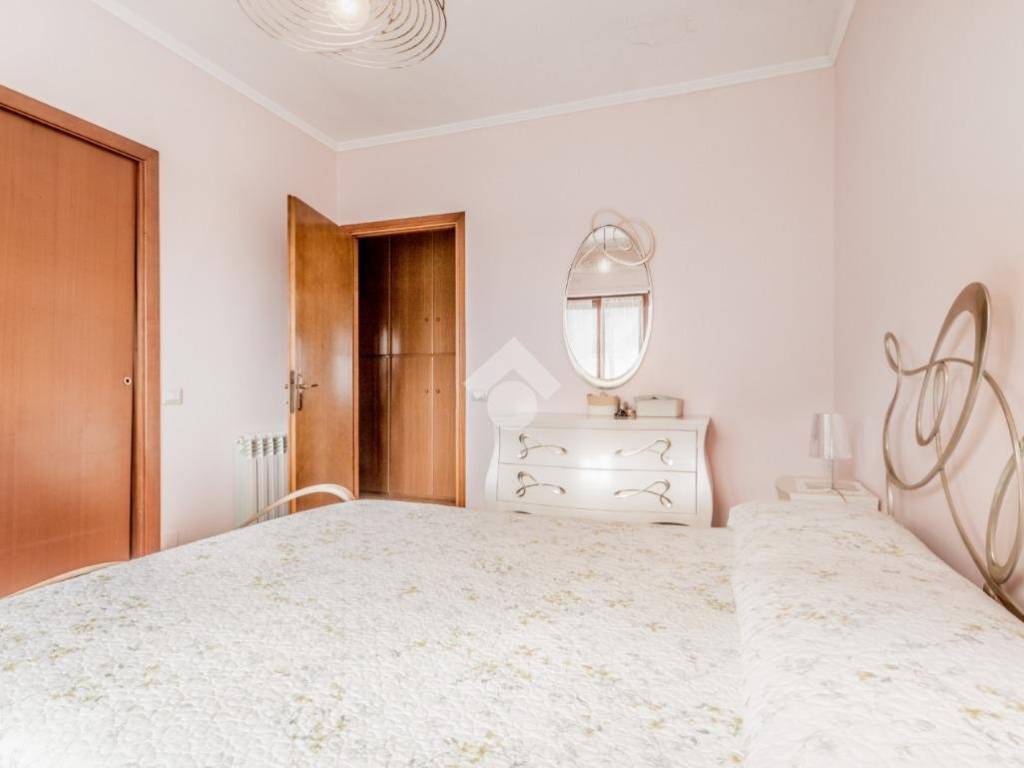 Vendita Appartamento Roma. Quadrilocale in via Cassia 1753. Buono stato,  secondo piano, posto auto, con balcone, riscaldamento autonomo, rif.  114872749