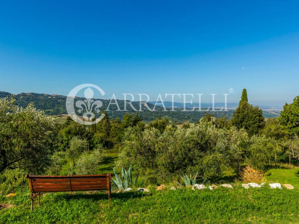 tipico casale in pietra nella campagna di Volterra