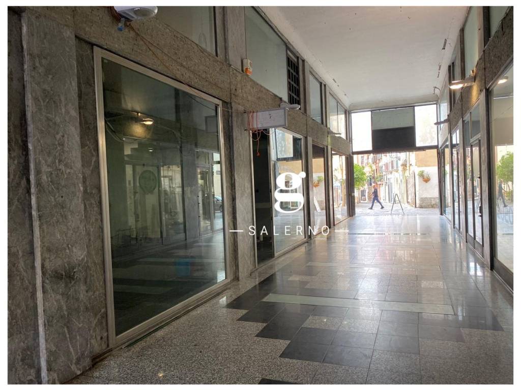 Locale commerciale via mercanti, centro storico - teatro verdi, salerno