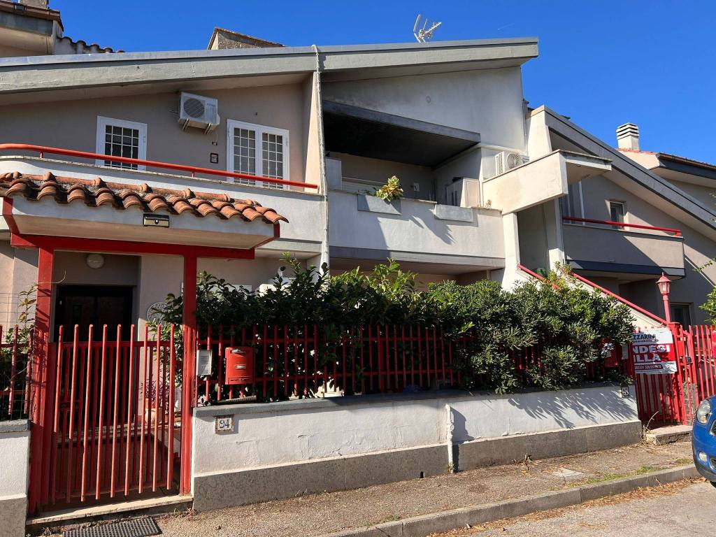 Villa a schiera via carlo bertolazzi, montarelli - via dei giardini, aprilia