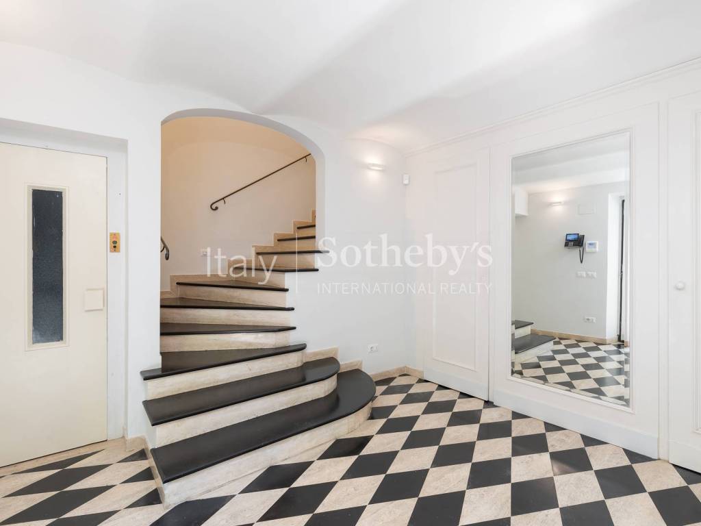 main entrance & lift