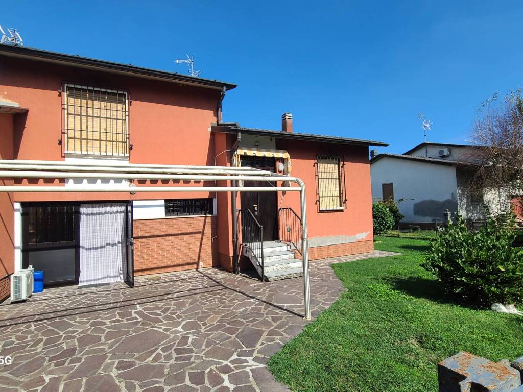 Villa a schiera strada vecchia cremonese, turano lodigiano