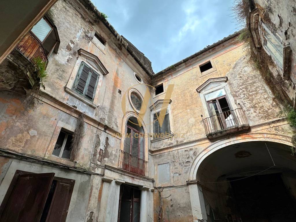 Palazzo - edificio via gran maestrato san lazzaro 23, centro, capua