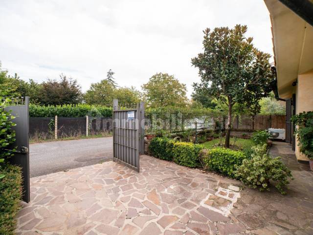 VENDESI PORZIONE DI VILLA BIFAMILIARE TRE LOCALI CON GIARDINO