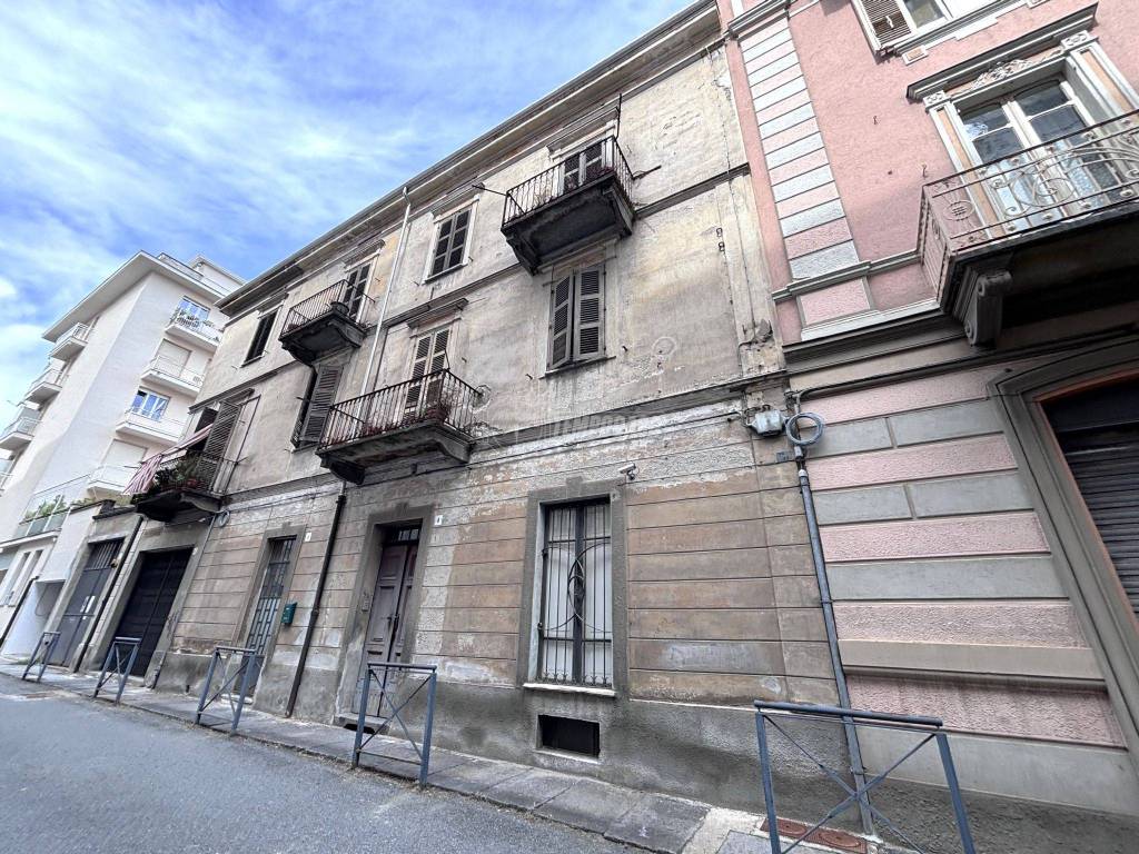 Palazzo - edificio via monte mucrone, centro storico, biella