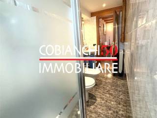 bagno finestrato con box doccia 