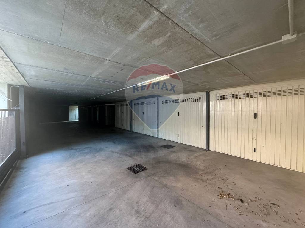 Garage - box via montello snc, castellanza
