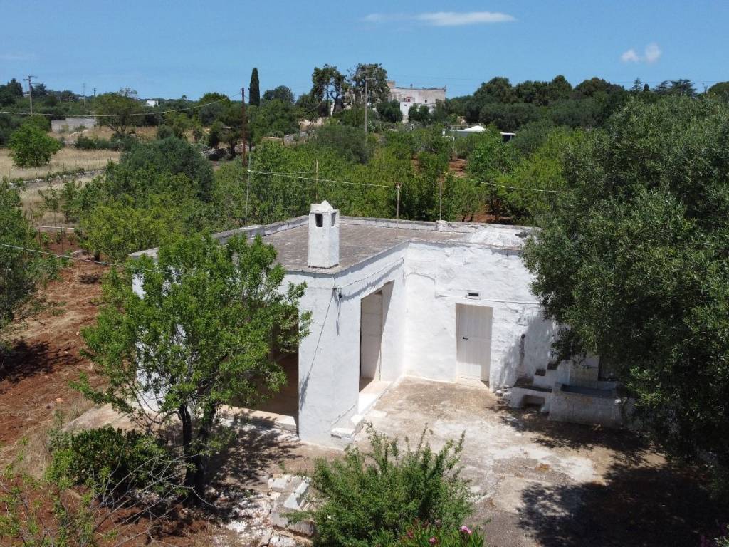 Trullo contrada camere, campanile, fumarola, cavalleriza, ostuni