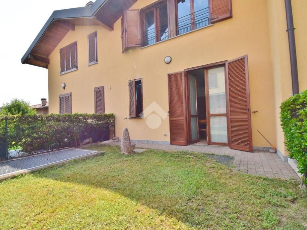 Villa a schiera via turati 1, bulgorello, cadorago