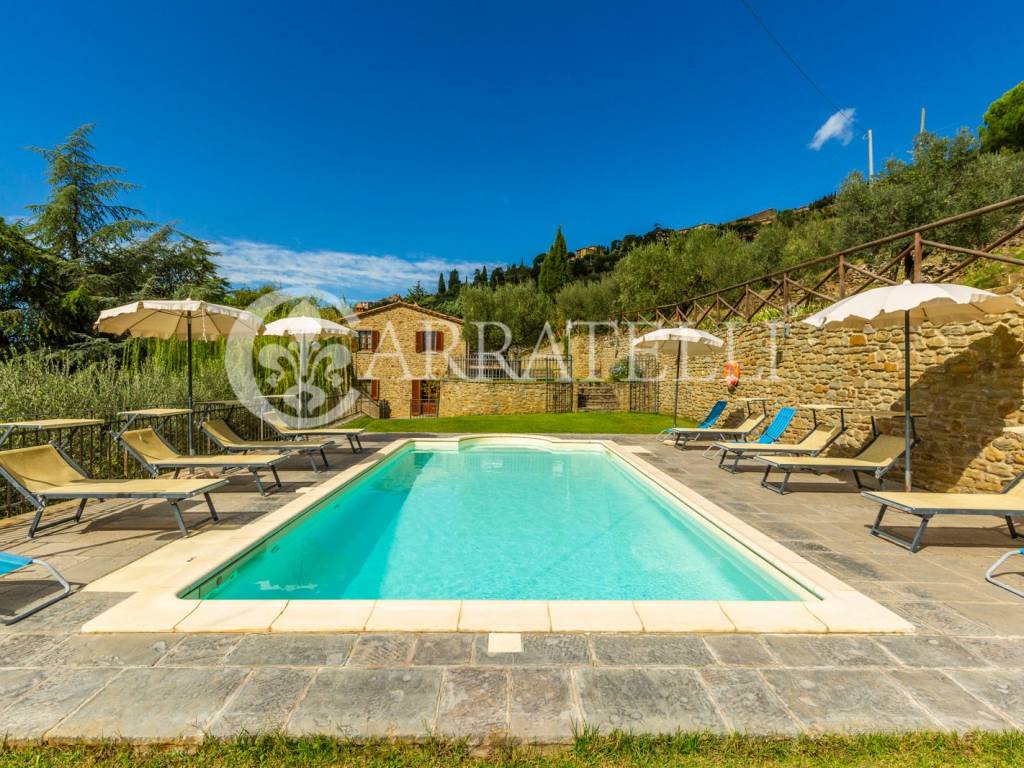 Casale panoramico con piscina e uliveto a Cortona