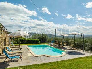 Casale panoramico con piscina e uliveto a Cortona