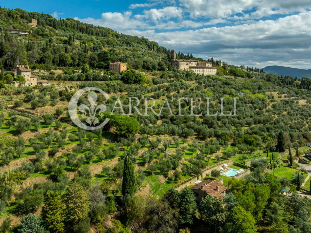 Casale panoramico con piscina e uliveto a Cortona