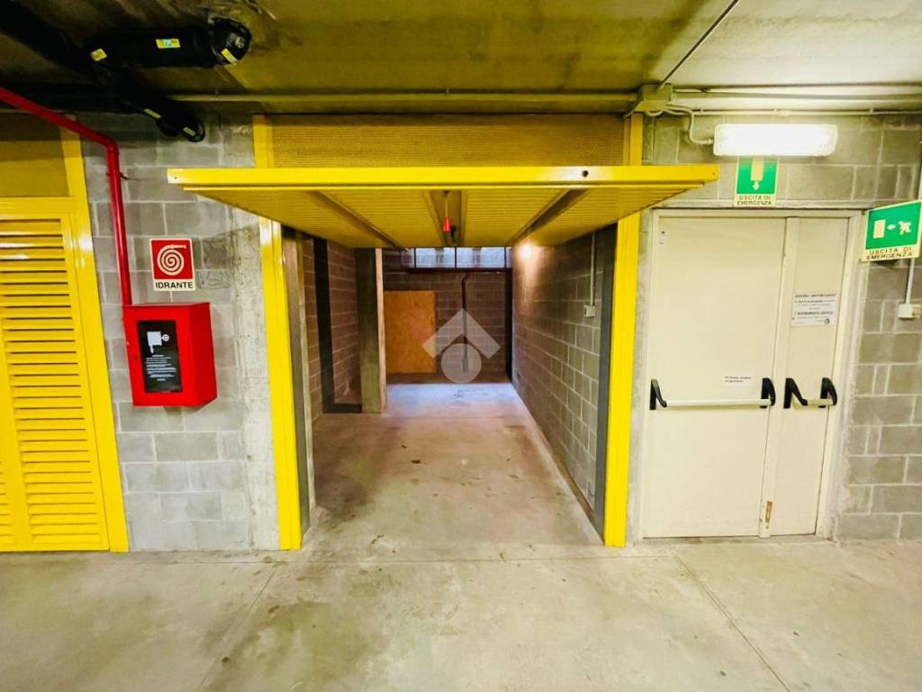 Garage - box via francesco brioschi 65, pezzotti - meda, milano