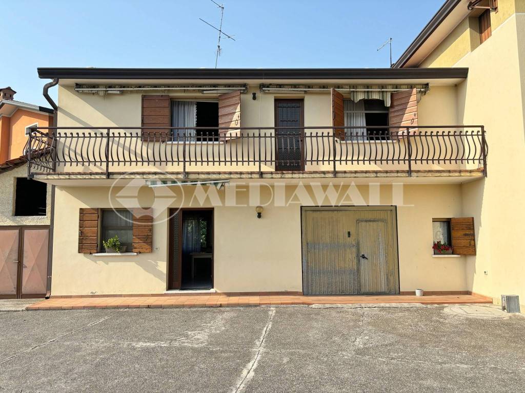 Villa bifamiliare, da ristrutturare, 112 m², centro, brugnera