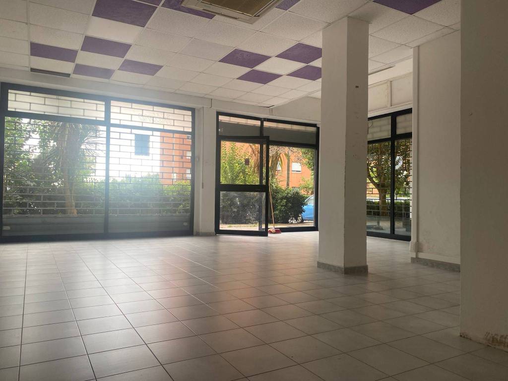 Locale commerciale via inghilterra, 88, inghilterra - zona 167, aprilia