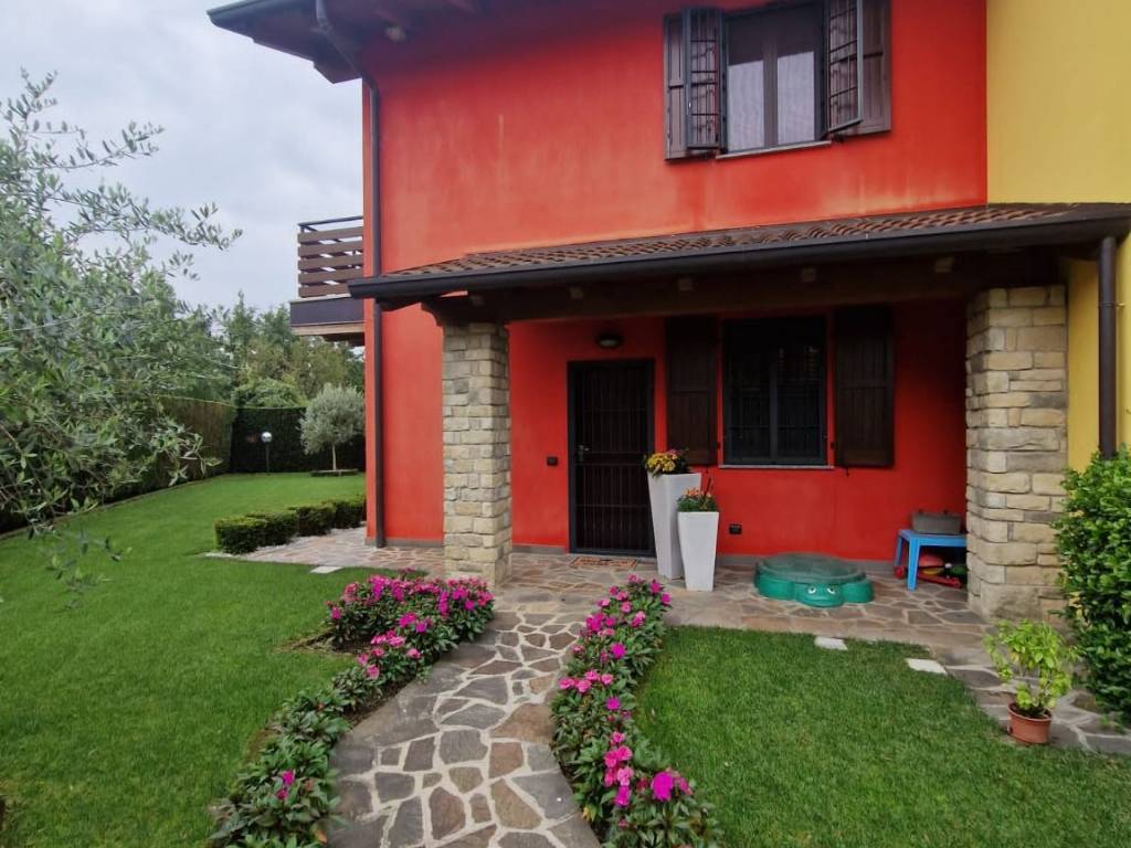 Villa a schiera 4 locali, buono stato, sotto il monte giovanni xxiii