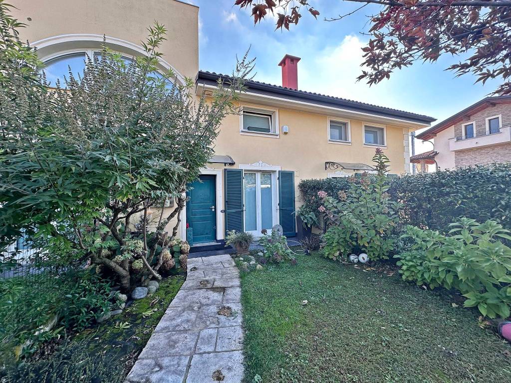 Villa a schiera via gaggiolo 73a, centro, oleggio