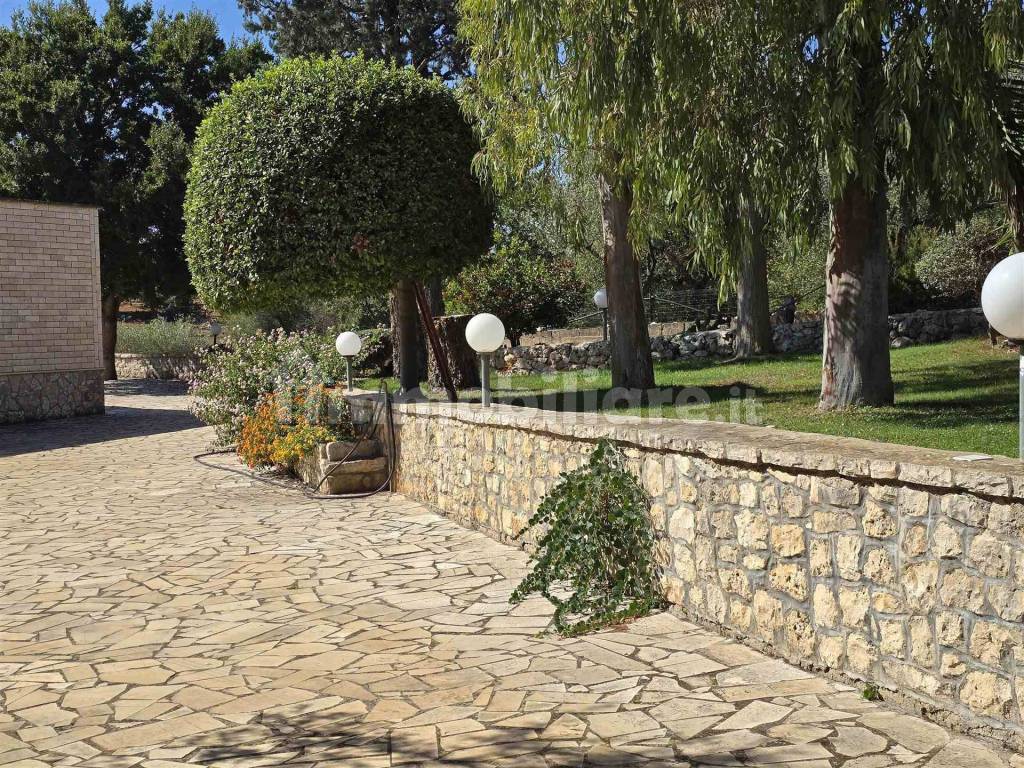 PIAZZALE CON GIARDINO ANTISTANTE