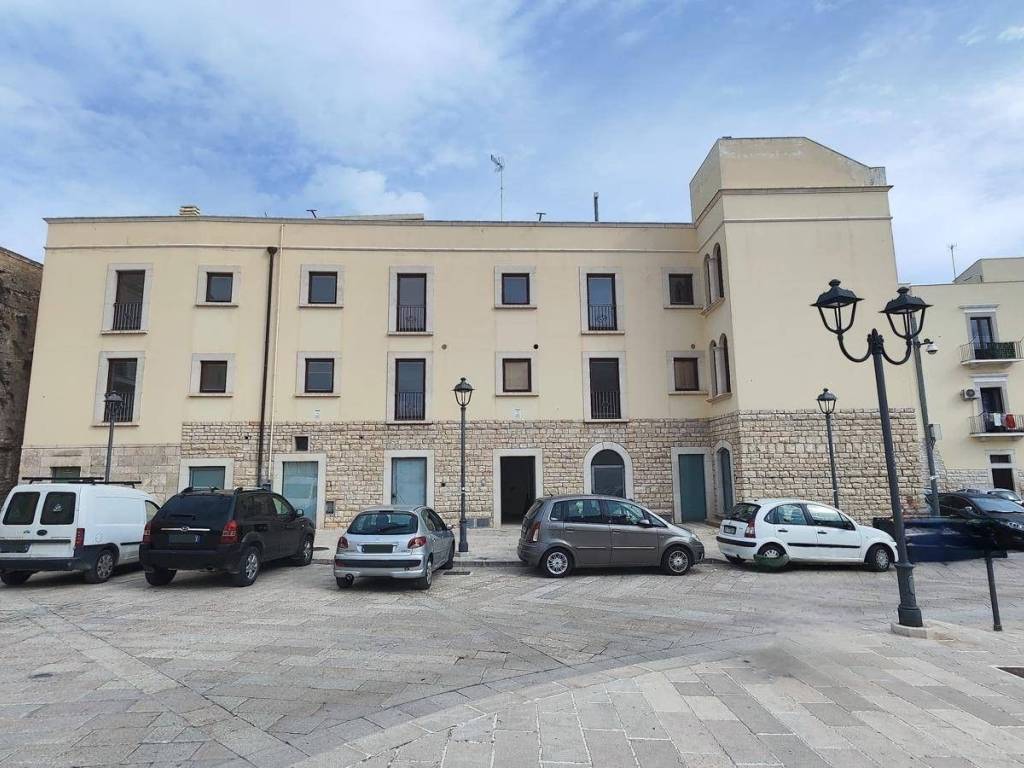 Palazzo - edificio largo piazza castello 16, bisceglie