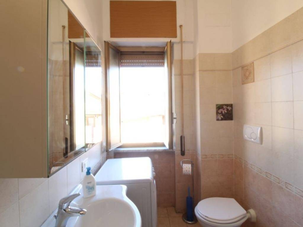 BAGNO FINESTRATO CON DOCCIA