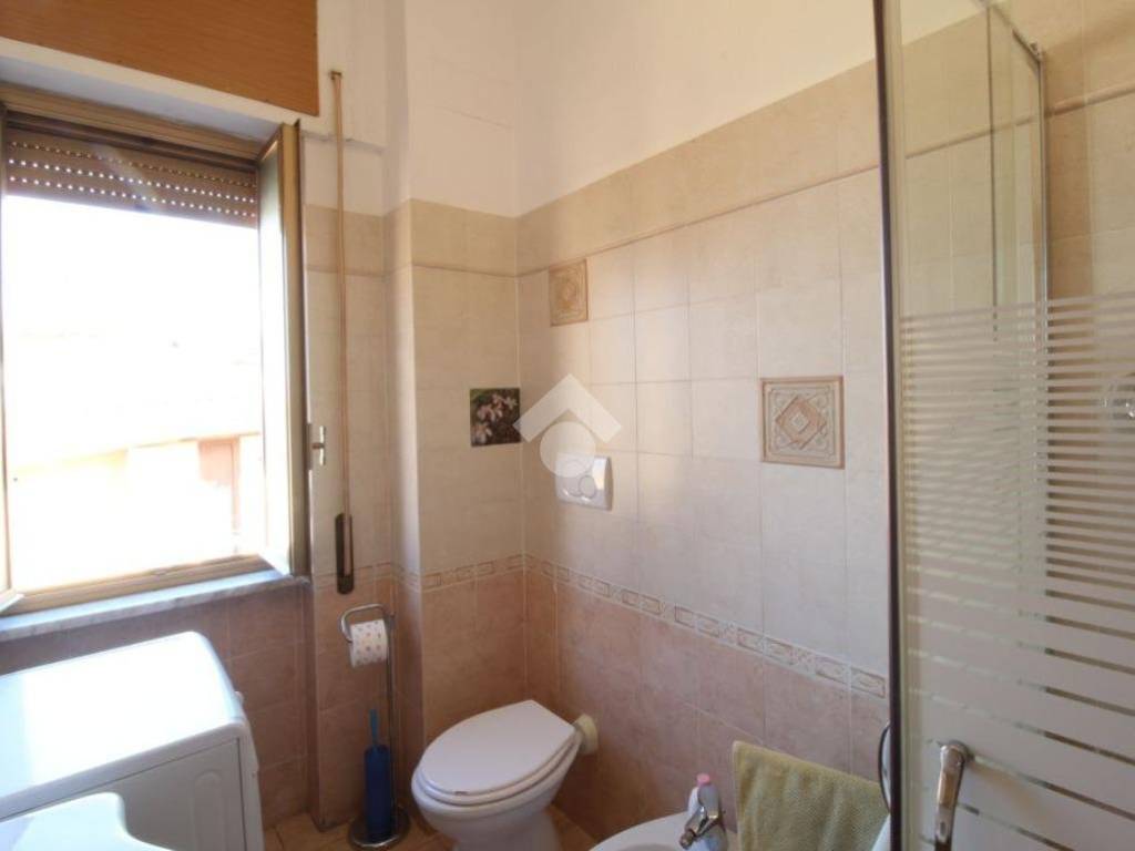 BAGNO FINESTRATO CON DOCCIA