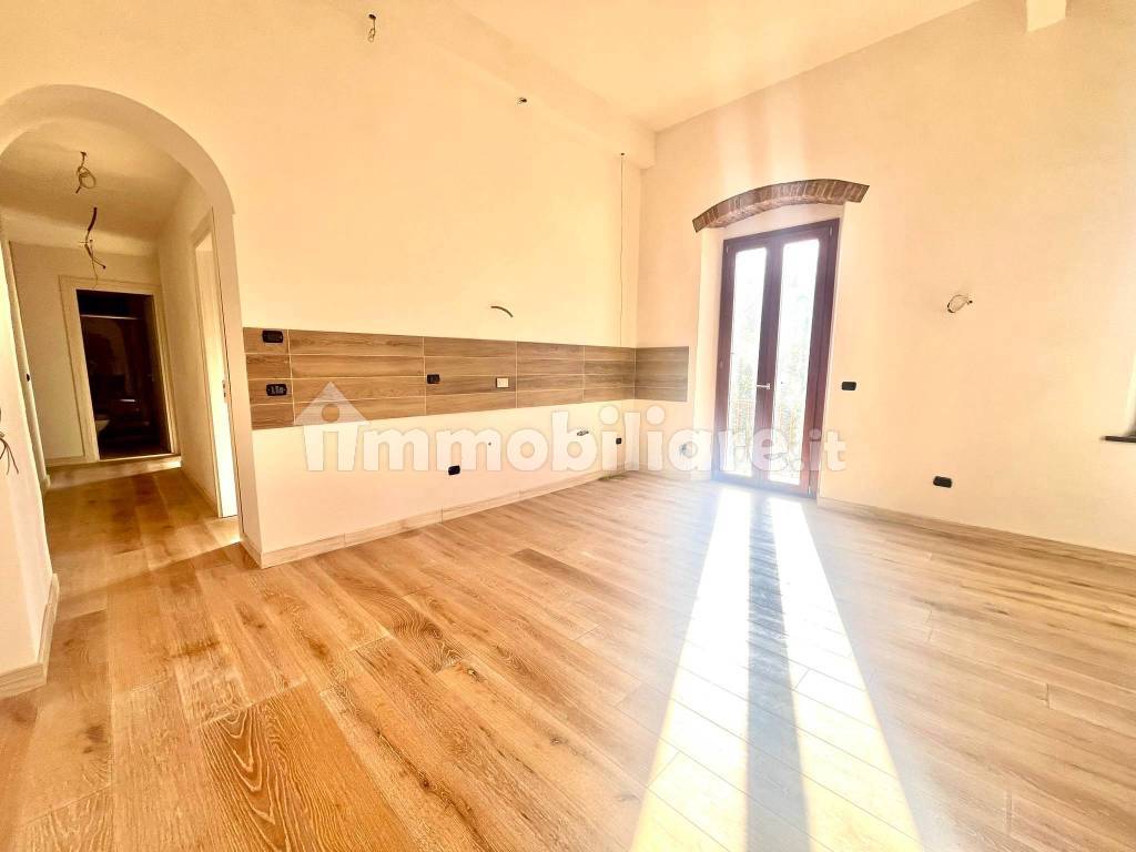 sala con cucina a vista